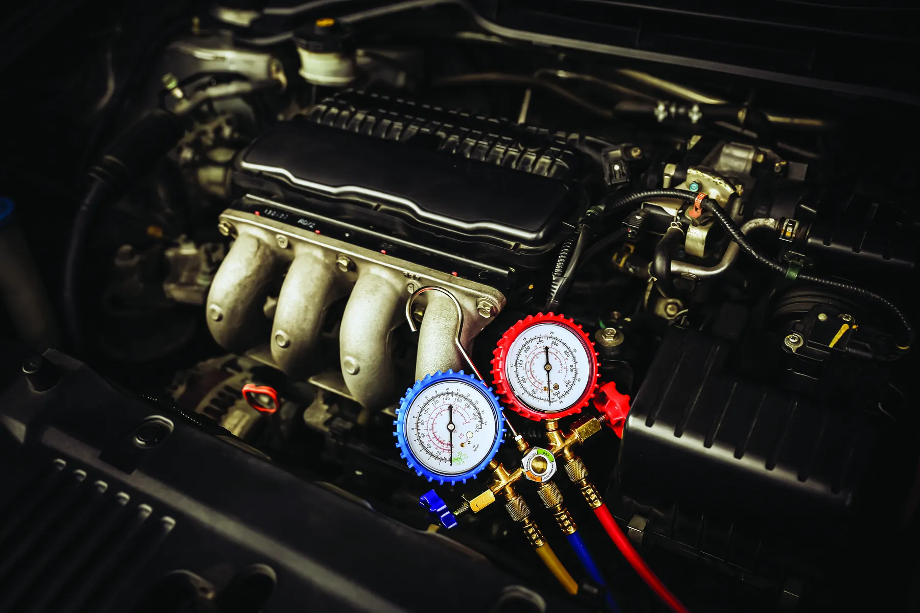 Motor bölmesinde klima gazı ölçüm manometreleri