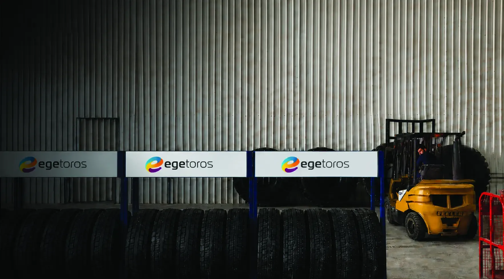 Ege Toros deposunda ağır vasıta lastikleri ve forklift